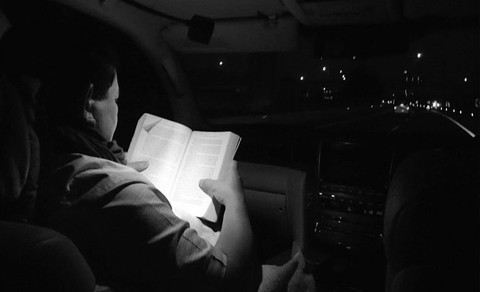 Prabowo Membaca Buku dalam Perjalanan. Foto: Instagram/@prabowo