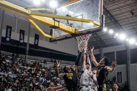 Kesatria Bengawan Solo menang atas Dewa United Banten dengan skor 95-84 pada pertandingan IBL 2026 di Sritex Arena, Solo, Jawa Tengah, Rabu (11/2/2026). Foto: Mohammad Ayudha/ANTARA FOTO