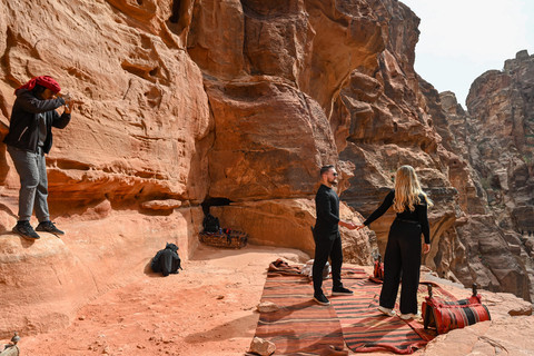 Wisatawan berfoto dengan latar belakang Al-Khazneh (The Treasury) di Ma'an, Petra, Yordania, Rabu (11/2/2026). Foto: Muhammad Adimaja/ANTARA FOTO