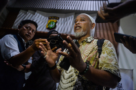 Kuasa hukum penceramah Bahar bin Smith, Ichwan Tuankotta (kanan) menjawab pertanyaan wartawan di Polres Metro Tangerang Kota, Kota Tangerang, Banten, Rabu (11/2/2026). Foto: Putra M. Akbar/ANTARA FOTO 