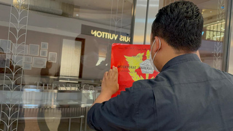 Direktorat Jenderal Bea dan Cukai Kantor Wilayah (Kanwil) Jakarta melakukan penyegelan terhadap sejumlah toko perhiasan mewah Tiffany & Co di Jakarta pada Rabu (11/2/2026). Foto: Dok. Istimewa