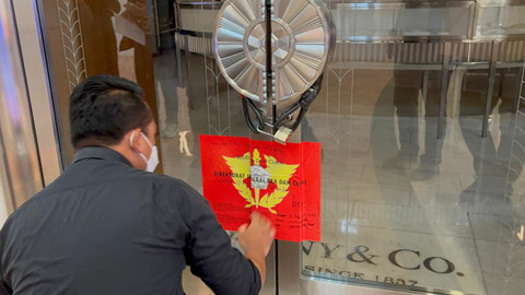 Direktorat Jenderal Bea dan Cukai Kantor Wilayah (Kanwil) Jakarta melakukan penyegelan terhadap sejumlah toko perhiasan mewah Tiffany & Co di Jakarta pada Rabu (11/2/2026). Foto: Dok. Istimewa