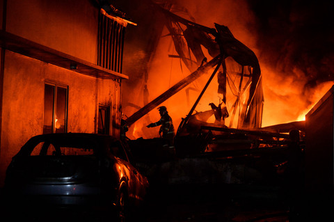 Petugas pemadam kebakaran berusaha memadamkan api yang membakar pabrik cat di Cikupa, Kabupaten Tangerang, Banten, Kamis (12/2/2026). Foto: Putra M. Akbar/ANTARA FOTO 