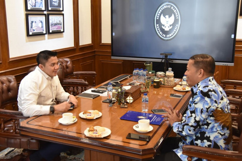 Sekretaris Kabinet Teddy Indra Wijaya menerima Rektor Universitas Diponegoro (Undip) Prof. Dr. Suharnomo, S.E., M.Si., di kantor Sekretariat Kabinet pada Selasa (10/2/2026). Foto: Instagram/ @sekertariat.kabinet
