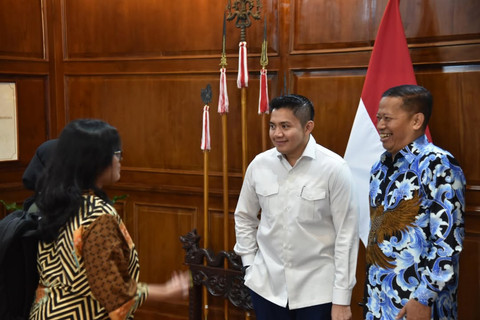 Sekretaris Kabinet Teddy Indra Wijaya menerima Rektor Universitas Diponegoro (Undip) Prof. Dr. Suharnomo, S.E., M.Si., di kantor Sekretariat Kabinet pada Selasa (10/2/2026). Foto: Instagram/ @sekertariat.kabinet