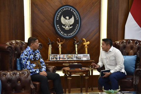 Sekretaris Kabinet Teddy Indra Wijaya menerima Rektor Universitas Diponegoro (Undip) Prof. Dr. Suharnomo, S.E., M.Si., di kantor Sekretariat Kabinet pada Selasa (10/2/2026). Foto: Instagram/ @sekertariat.kabinet