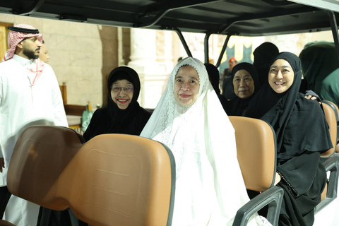 Presiden RI Kelima yang juga Ketua Umum DPP PDI Perjuangan (PDIP) Megawati Soekarnoputri bersama keluarga berziarah ke makam Rasulullah SAW di Masjid Nabawi, Madinah, Arab Saudi, Rabu (11/2/2026) malam waktu setempat. Foto: Dok. PDIP
