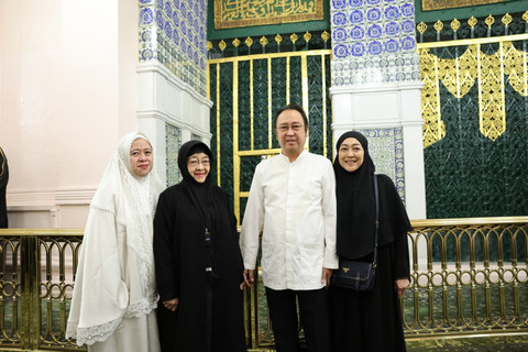 Presiden RI Kelima yang juga Ketua Umum DPP PDI Perjuangan (PDIP) Megawati Soekarnoputri bersama keluarga berziarah ke makam Rasulullah SAW di Masjid Nabawi, Madinah, Arab Saudi, Rabu (11/2/2026) malam waktu setempat. Foto: Dok. PDIP