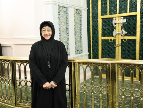 Presiden RI Kelima yang juga Ketua Umum DPP PDI Perjuangan (PDIP) Megawati Soekarnoputri berziarah ke makam Rasulullah SAW di Masjid Nabawi, Madinah, Arab Saudi, Rabu (11/2/2026) malam waktu setempat. Foto: Dok. PDIP