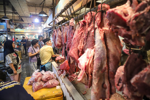 Aktivitas jual beli daging di Pasar Senen, Jakarta Pusat, pada Kamis (12/2/2026).  Foto: Iqbal Firdaus/kumparan
