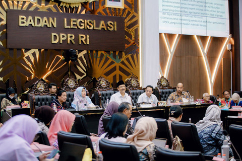 Mensos Saifullah Yusuf (Gus Ipul) memaparkan pembaruan data kepesertaan Penerima Bantuan Iuran Jaminan Kesehatan (PBI-JK) dalam Sarasehan Kesehatan Nasional di DPR RI, Rabu (12/2/2026). Foto: Kemensos RI