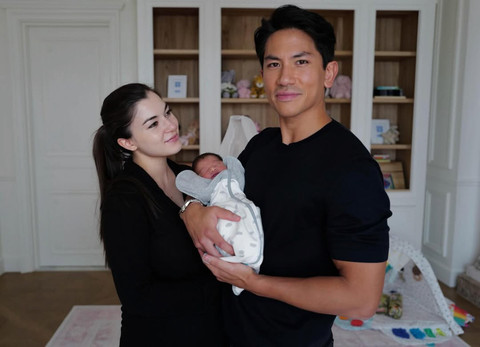 Pangeran Abdul Mateen dan istrinya Anisha Rosnah menyambut kelahiran anak pertama mereka yang berjenis kelamin perempuan. Foto: dok. Instagram/ @tmski