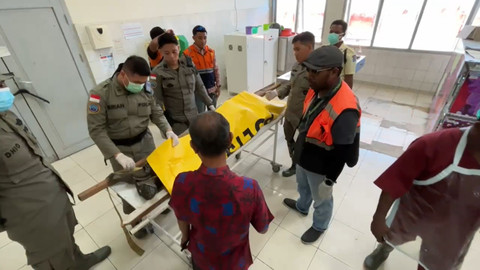 Satgas Operasi Damai Cartenz evakuasi jenazah pilot Smart Aviation. Foto: Dok. Istimewa