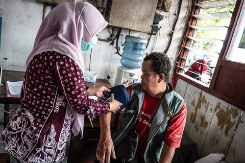 Tenaga kesehatan Puskesmas Mijen (kiri) mengukur tekanan darah pedagang dalam kegiatan Cek Kesehatan Gratis di Pasar Mijen, Semarang, Jawa Tengah, Kamis (12/2/2026). Foto: Aprillio Akbar/ANTARA FOTO