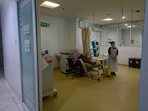 Suasana pelayanan di Ruang Dialisis Anak RSCM untuk menangani pasien anak yang memerlukan cuci darah rutin pada Kamis (12/2/2026). Foto: Ryan Iqbal/kumparan