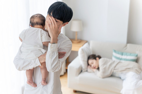  Ilustrasi ayah mengalami stres merawat bayi. Foto: metamorworks/Shutterstock