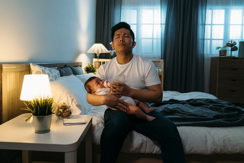  Ilustrasi ayah mengalami stres merawat bayi. Foto: PR Image Factory/Shutterstock