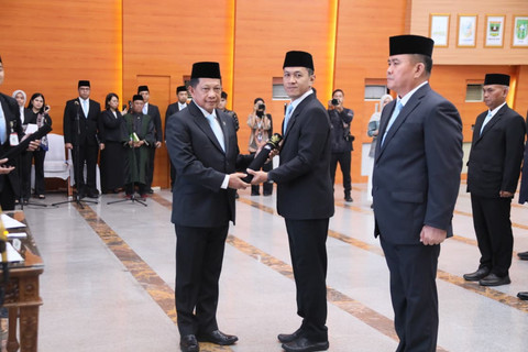 Mendagri Muhammad Tito Karnavian melantik 15 pejabat pimpinan tinggi pratama dan 34 pejabat administrator di lingkungan Kemendagri, Kamis (12/2/2026). Foto: Dok. Kemendagri