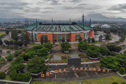 Foto udara kondisi atap Stadion Pakansari yang rusak, di Kabupaten Bogor, Jawa Barat, Kamis (12/2/2026). Foto: Yulius Satria Wijaya/ANTARA FOTO