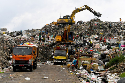 Operator mengoperasikan alat berat untuk memindahkan sampah di Tempat Pembuangan Akhir (TPA) Sukawinatan, Palembang, Sumatera Selatan, Kamis (12/2/2026).  Foto: Angga Palguna/Antara Foto