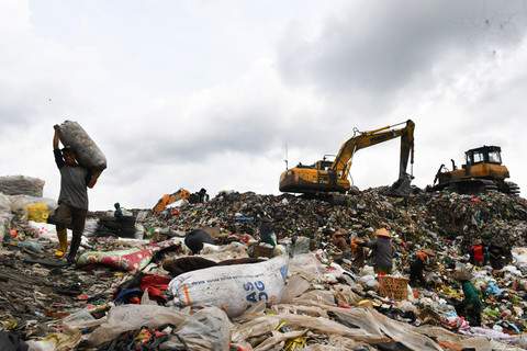 Operator mengoperasikan alat berat untuk memindahkan sampah di Tempat Pembuangan Akhir (TPA) Sukawinatan, Palembang, Sumatera Selatan, Kamis (12/2/2026).  Foto: Angga Palguna/Antara Foto