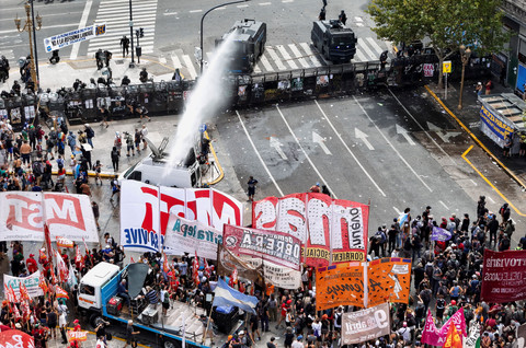 Ribuan orang menggelar aksi di pusat Buenos Aires, Argentina, Rabu (12/2), untuk menolak rancangan reformasi ketenagakerjaan yang tengah dibahas di Senat.  Foto: Martin Cossarini/REUTERS