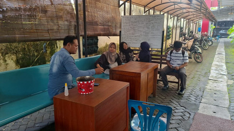 Perempuan bernama Shinta (tengah) yang motornya sempat dirampas pria mabuk. Foto: Dok. Polresta Yogyakarta