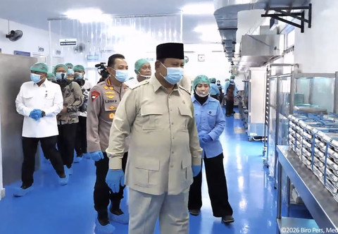 Prabowo saat melihat SPPG Polri di Palmerah, Jumat (13/2/2026). Dok: Sekretariat Presiden