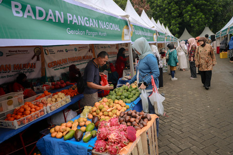Warga belanja dalam acara Gerakan Pangan Murah (GPM) Serentak Nasional di Kementerian Pertanian, Jumat (13/2). Foto: Jamal Ramadhan/kumparan