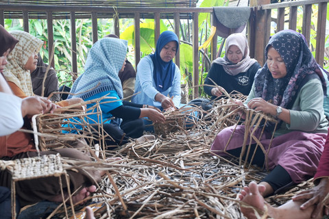 Wamensos Agus Jabo meninjau pelatihan kerajinan anyaman eceng gondok di Balai Ekonomi Desa (Balkondes) Bumiharjo, Magelang, Jawa Tengah, Kamis (12/2/2026).  Foto: Kemensos RI