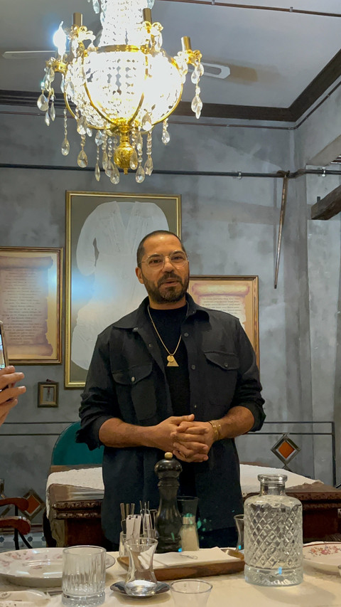 Manajer Velvet Cafe Balat, Yuksel Kukul, kafe yang menyediakan menu sarapan tradisional khas Turki Foto: Gitario Vista Inasis/kumparan