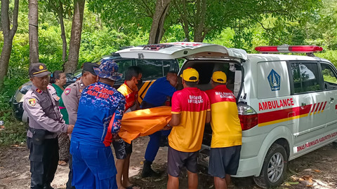 Proses evakuasi WN China tenggelam di Pantai Canna, Bali, Kamis (12/2)/Dok. Polresta Denpasar