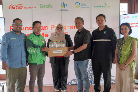 Penyerahan botol bekas. Foto: dok. Coca-Cola