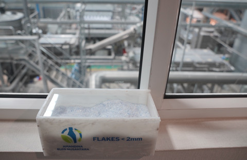 Flakes, hasil pengolahan botol plastik. Foto: dok. Coca-Cola