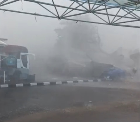 Hujan angin terjang kawasan Stadion Gelora Pakansari di Kabupaten Bogor, Kamis (12/2/2026). Dok: Istimewa