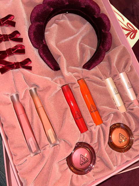 Brand makeup Korea Selatan 3CE rilis Velvet Plush Lip Tint. Foto: Judith Aura/kumparan