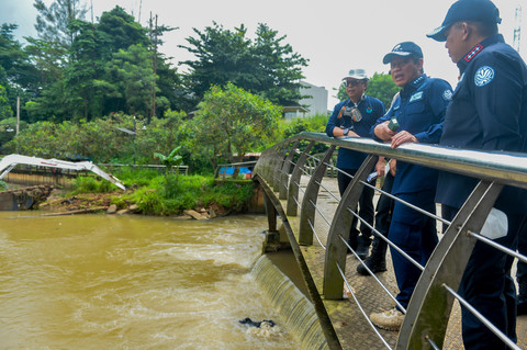 Menteri Lingkungan Hidup Hanif Faisol Nurofiq bersama Deputi Bidang Penegakan Hukum KLH Irjen Pol Rizal Irawan dan Deputi Bidang Pengendalian Pencemaran dan Kerusakan Lingkungan KLH Rasio Ridho Sani meninjau aliran Sungai Jaletreng di Kota Tangerang. Foto: Putra M. Akbar/ANTARA FOTO 