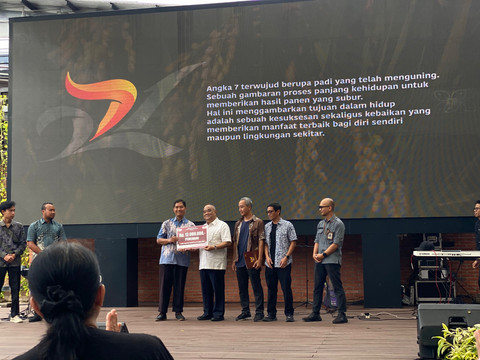 Wakil Gubernur DIY, KGPAA Paku Alam X, menyerahkan hadiah kepada pemenang sayembara 