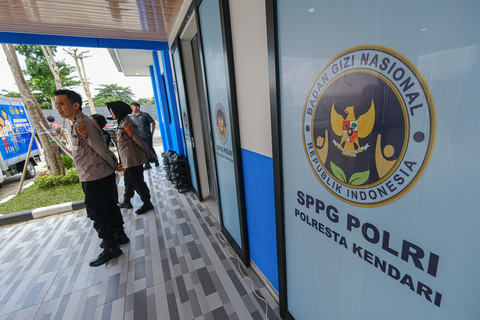 Personel kepolisian berjaga di depan pintu saat peresmian Satuan Pelayanan Pemenuhan Gizi (SPPG) Polri Polresta Kendari, Sulawesi Tenggara, Jumat (13/2/2026). Foto: ANTARA FOTO/Andry Denisah