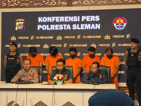 Konferensi pers kasus pengeroyokan dua remaja di sebuah angkringan di Sleman. Foto: Pandangan Jogja/Resti Damayanti