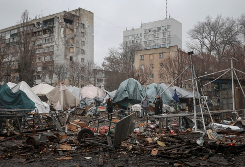 Sejumlah warga di pasar jalanan yang terkena serangan pesawat tak berawak Rusia, di tengah serangan Rusia terhadap Ukraina, di Odesa, Ukraina,  (12/2/2026). Foto: Nina Liashonok /REUTERS