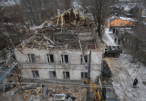 Gedung apartemen yang terkena serangan pesawat tak berawak Rusia, di tengah serangan Rusia terhadap Ukraina, di wilayah Odesa, Ukraina, (4/2/2026). Foto: Nina Liashonok /REUTERS