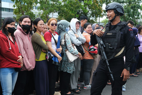 Personel Sat Brimob Polda Kalbar memantau sejumlah warga yang mengantre untuk menukarkan uang pecahan rupiah di mobil kas keliling Bank Indonesia saat kegiatan Sempurna di halaman Ayani Megamall, Pontianak, Kalimantan Barat, Jumat (13/2/2026). Foto: Jessica Helena Wuysang/ANTARA FOTO