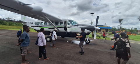 Polisi olah TKP penembakan pesawat Smart Aviation. Foto: Dok. Satgas Damai Cartenz