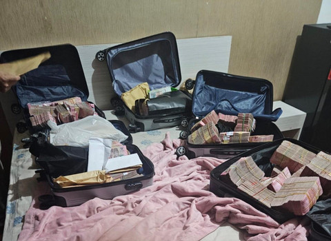 Uang tunai yang ditemukan KPK saat melakukan penggeledahan di kawasan Ciputat, Tangsel, terkait dugaan suap pejabat Bea Cukai. Foto: Dok. Istimewa