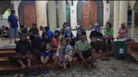 Kondisi pengungsian di masjid Desa Curah Malang, Kecamatan Balung. Foto: kumparan