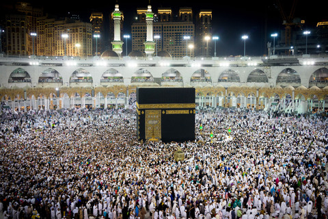 Para Muslim dari seluruh dunia melakukan tawaf Ka'bah di Masjidil Haram, Mekah, Arab Saudi. Foto: Zurijeta/Shutterstock