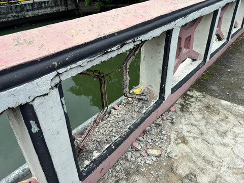 Kondisi jembatan di Sunter Agung, Jakut, Sabtu (14/2/2026). Foto: Abid Raihan/kumparan