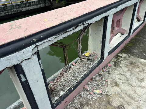 Kondisi jembatan di Sunter Agung, Jakut, Sabtu (14/2/2026). Foto: Abid Raihan/kumparan