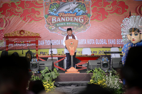 Gubernur DKI Jakarta, Pramono Anung, membuka sambutan Festival Bandeng Rawa Belong di Jakarta Barat, Sabtu (14/2/2026).  Foto: Jamal Ramadhan/kumparan
